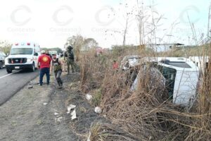 Lee más sobre el artículo Volcadura en el tramo Cerro de Ortega – Tecomán deja dos lesionados; uno grave