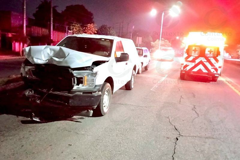 En este momento estás viendo Tecomán: vehículo del Semefo choca con camioneta en la avenida Insurgentes; mujer resulta lesionada