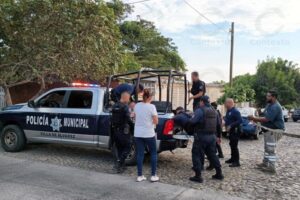 Lee más sobre el artículo Sujeto que lanzó ácido a policías y marinos en Villa de Álvarez, fue detenido; hay 5 agentes con quemaduras