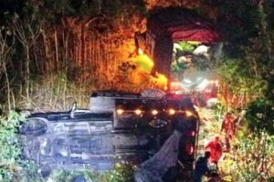 Lee más sobre el artículo Armería: volcadura y caída de camioneta en puente en la autopista deja 2 heridos