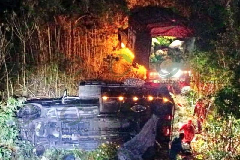En este momento estás viendo Armería: volcadura y caída de camioneta en puente en la autopista deja 2 heridos