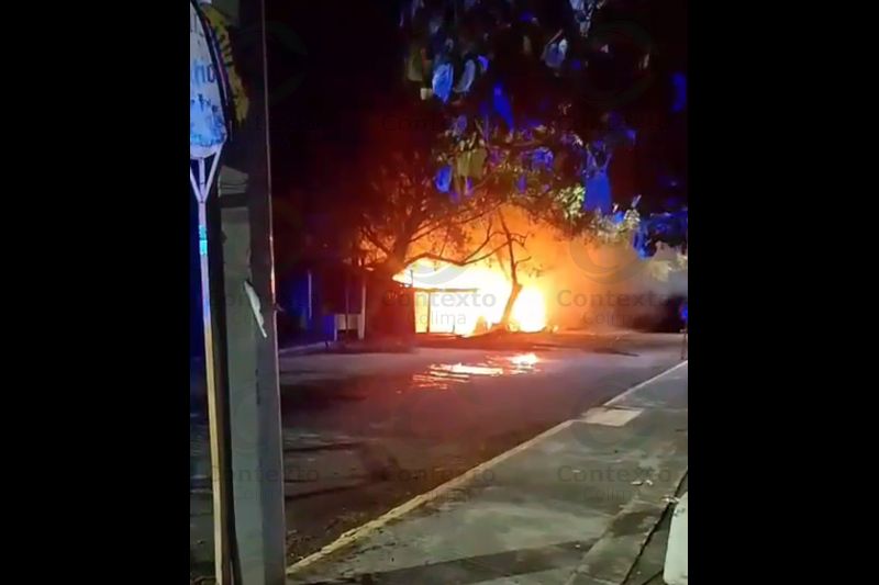 En este momento estás viendo Incendio en locales de comida frente a hospital de Tecomán deja sólo daños; rescatan a gato del fue