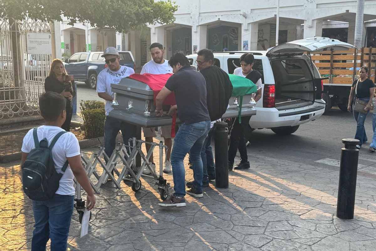 En este momento estás viendo Último adiós en Tecomán al marino Juan Iván Zaragoza Flores, caído en misión de auxilio