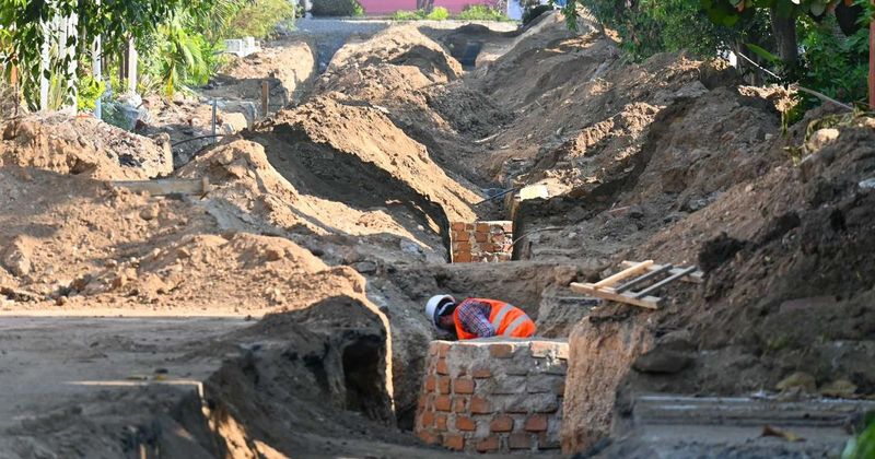 En este momento estás viendo Supervisa Rosi Bayardo rehabilitación de redes de agua y drenaje en calle Jacarandas, Valle de las Garzas