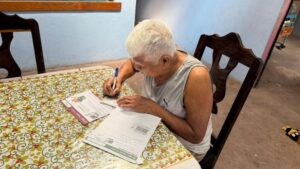 Lee más sobre el artículo DIF Municipal de Armería brinda servicio de credencialización Inapam a domicilio