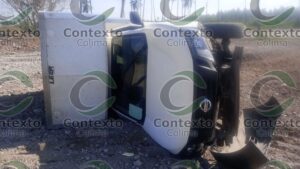 Lee más sobre el artículo Vuelca camioneta en la autopista Colima–Manzanillo