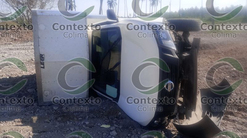 En este momento estás viendo Vuelca camioneta en la autopista Colima–Manzanillo