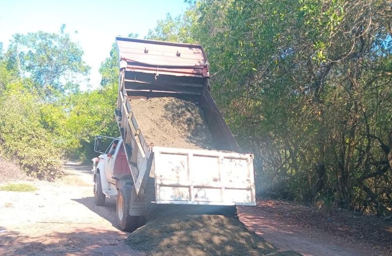 En este momento estás viendo Con esfuerzo comunitario, mejoran camino a la playa de Boca de Apiza