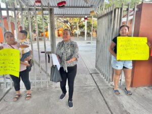 Lee más sobre el artículo Madres y padres de familia logran respuesta de la Secretaría de Educación; mañana regresan a clases