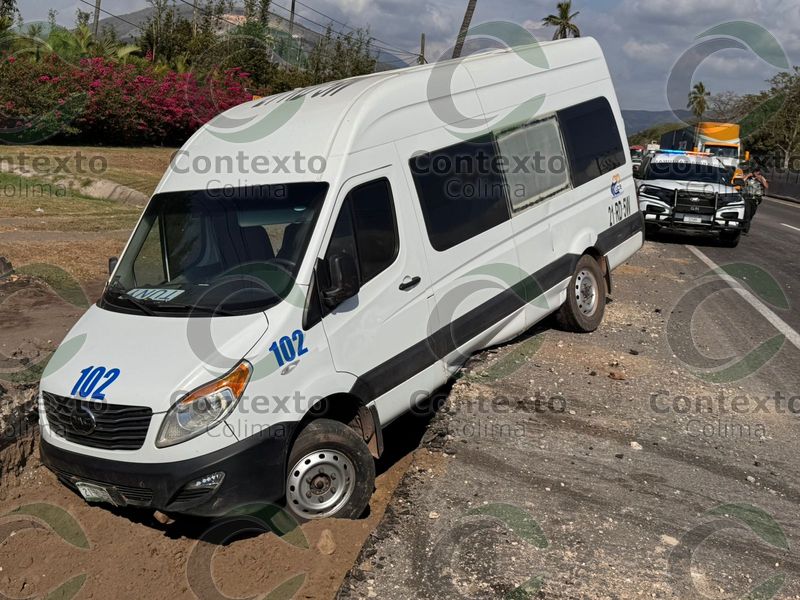 En este momento estás viendo Tráiler embiste a furgoneta y la arroja a zanja en la autopista Colima–Manzanillo