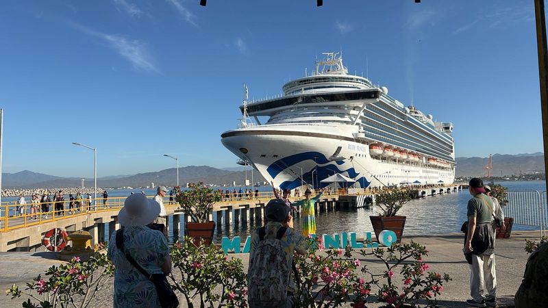 En este momento estás viendo Arriba a Manzanillo el Ruby Princess, segundo crucero del año con más de 4 mil personas a bordo