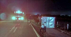 Lee más sobre el artículo Vuelca tráiler en el libramiento “Rubén Tello” de Tecomán