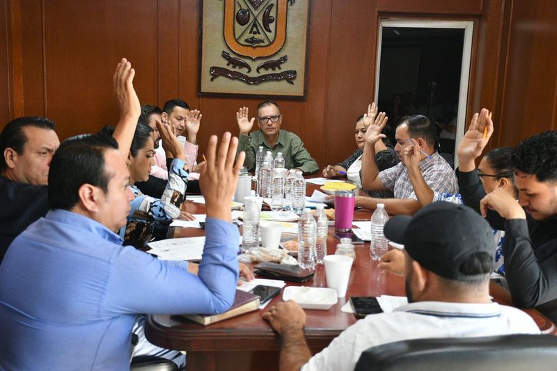 En este momento estás viendo Cabildo de Armería y alcalde Cruz Méndez acuerdan impulsar carnaval y atienden demanda laboral