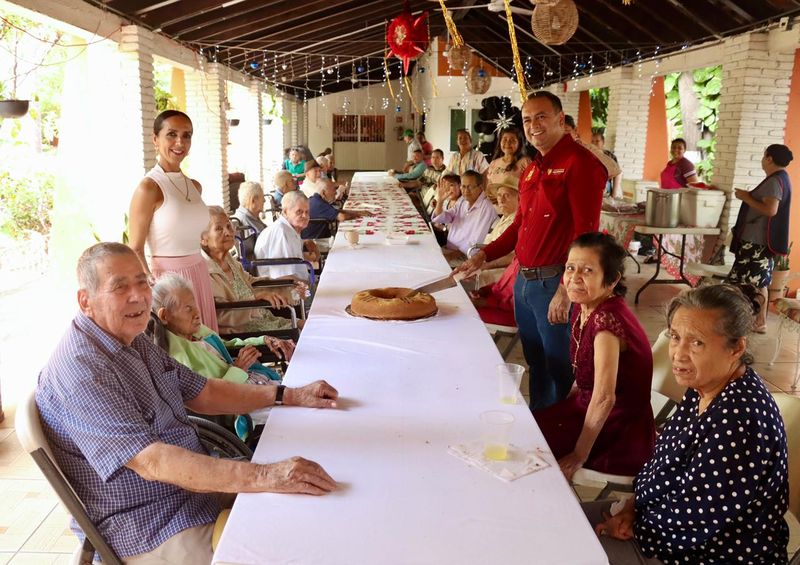 En este momento estás viendo Armando Reyna y Mili Cuevas comparten la tradicional rosca de Reyes con adultos mayores del asilo de Tecomán