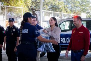 Lee más sobre el artículo Indira Vizcaíno entregó dos patrullas y equipamiento a la Dirección de Seguridad Pública y Vialidad de Tecomán