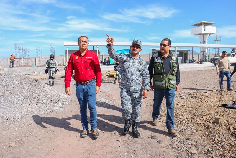 En este momento estás viendo Supervisa Armando Reyna avance de las nuevas instalaciones de la Guardia Nacional en Cerro de Ortega