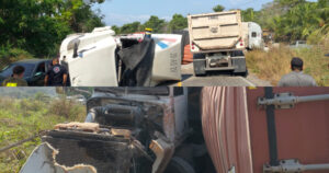 Lee más sobre el artículo Un muerto y un herido tras choque de tráileres en la carretera libre Armería–Manzanillo