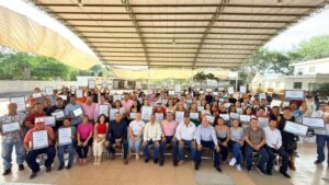 Lee más sobre el artículo Riult Rivera reconoce trayectoria laboral de trabajadores del Ayuntamiento de Colima
