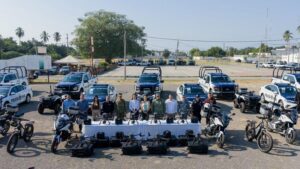 Lee más sobre el artículo Indira Vizcaíno y Rosi Bayardo entregan vehículos y equipo para fortalecer la seguridad en Manzanillo