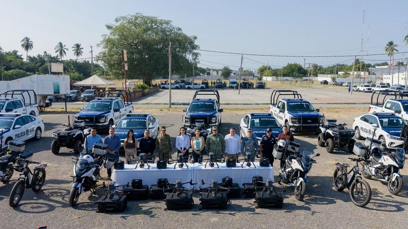 En este momento estás viendo Indira Vizcaíno y Rosi Bayardo entregan vehículos y equipo para fortalecer la seguridad en Manzanillo