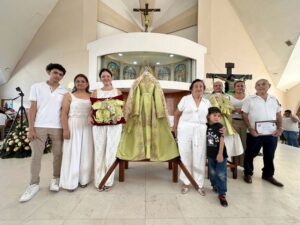 Lee más sobre el artículo Cuando el pueblo cose su fe: manos de Tecomán que visten a la Virgen