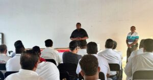 Lee más sobre el artículo Regidor Jorge González comparte Rosca de Reyes con taxistas y familias de Tecomán