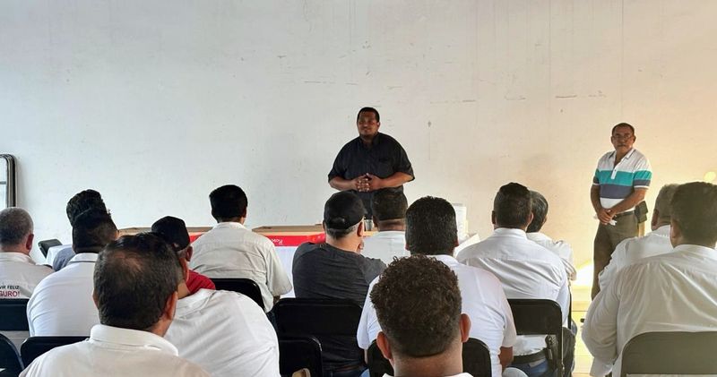 En este momento estás viendo Regidor Jorge González comparte Rosca de Reyes con taxistas y familias de Tecomán