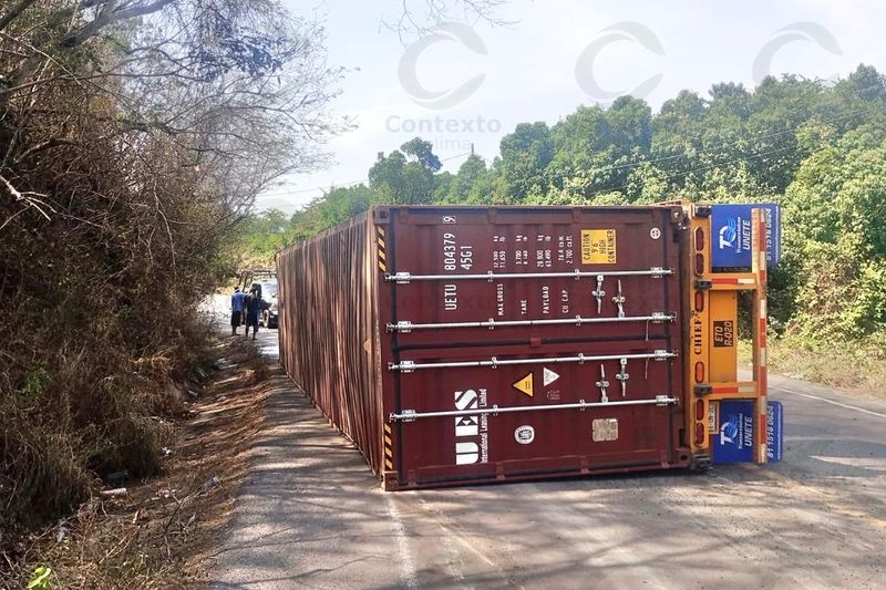 En este momento estás viendo Vuelca tráiler en la carretera libre Armería–Manzanillo; conductor es trasladado para valoración