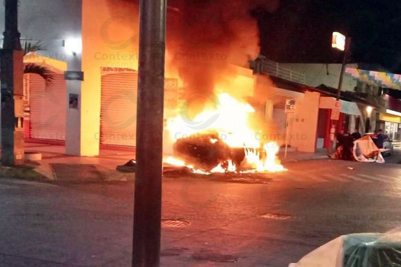 En este momento estás viendo Atropella a trabajador de limpieza al quedarse dormido e incendia su vehículo al chocar en el centro de Tecomán