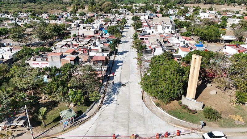 En este momento estás viendo Rosi Bayardo supervisa avance de nueva calle con concreto hidráulico en La Floresta