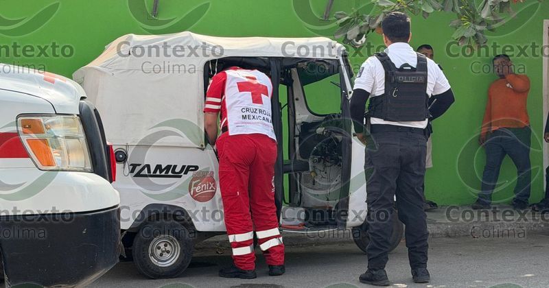 En este momento estás viendo Choque entre mototaxis deja a mujer adulta mayor con crisis de salud en la colonia Indeco, Tecomán