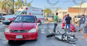 Lee más sobre el artículo Una joven motociclista sufre fractura tras ser embestida por un auto en Tecomán