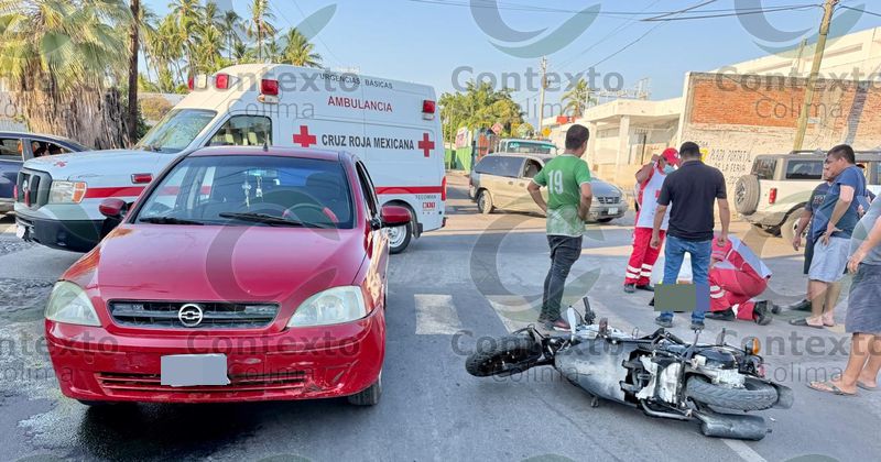 En este momento estás viendo Una joven motociclista sufre fractura tras ser embestida por un auto en Tecomán