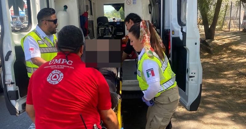 En este momento estás viendo Traslada CRUM a un joven tras caer de patín eléctrico cerca de la central de Los Rojos: UEPC Colima