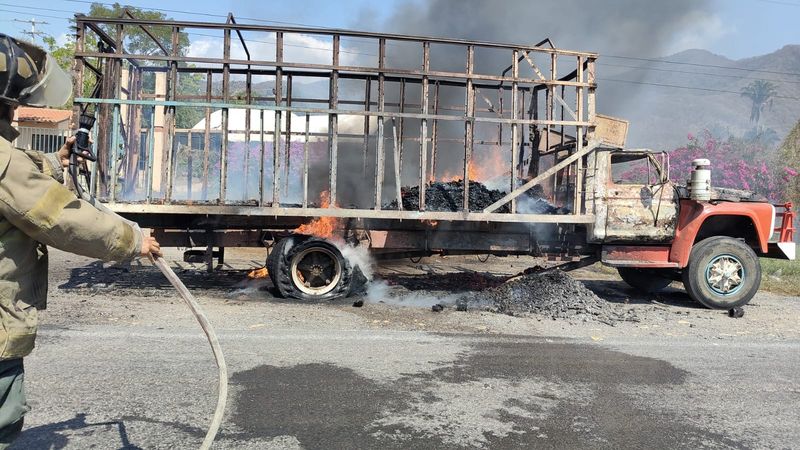 En este momento estás viendo Se incendia tractocamión abandonado en la carretera Armería–Manzanillo