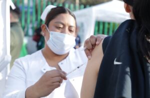 Lee más sobre el artículo Fortalece IMSS Colima prevención permanente contra sarampión con vacuna