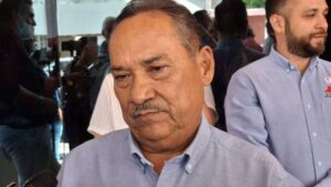 Lee más sobre el artículo Martín Flores reacciona a llegada de Peralta a Somos MX y anuncia cambio de fecha del informe financiero del STSGE