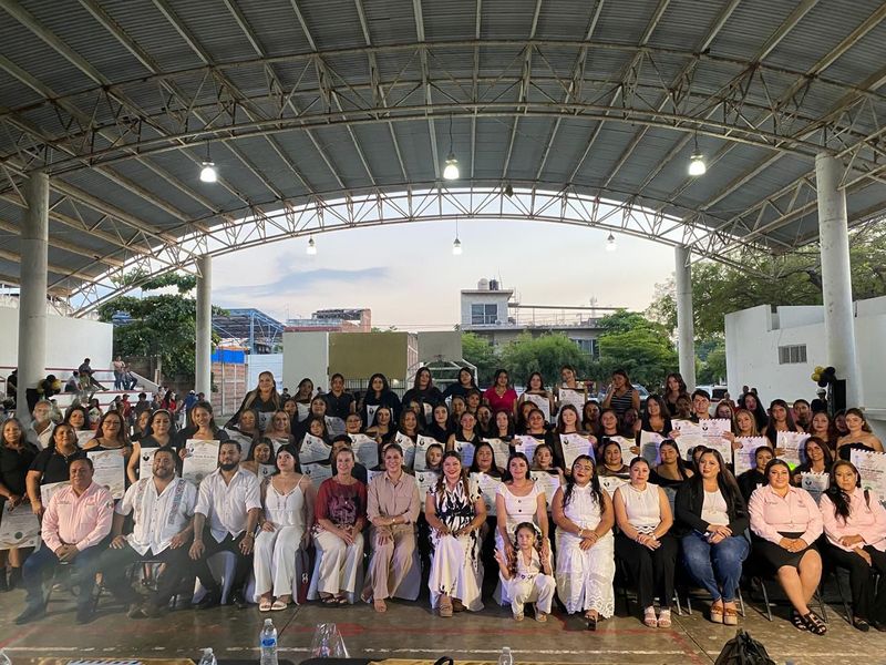 En este momento estás viendo DIF Armería fortalece el autoempleo; egresan 100 personas del Cecap