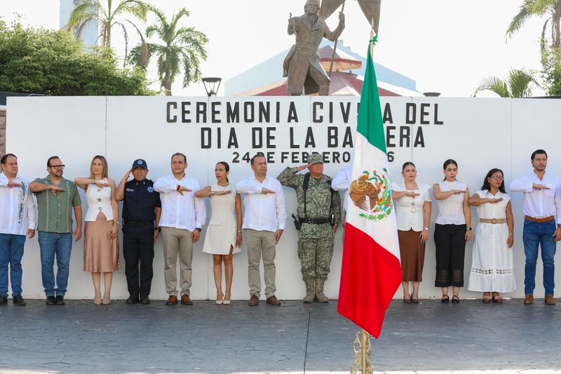 En este momento estás viendo Armando Reyna Magaña encabeza ceremonia cívica por el Día de la Bandera en Tecomán