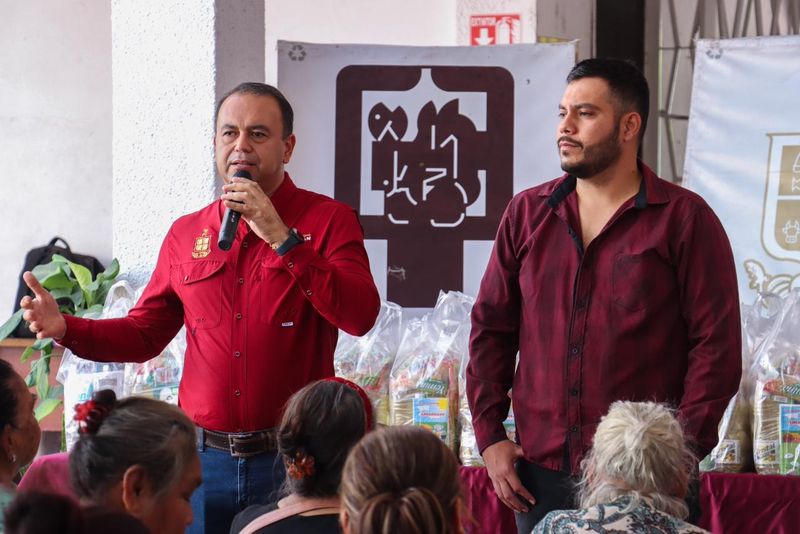 En este momento estás viendo Entregan 73 apoyos alimentarios a familias vulnerables en Tecomán