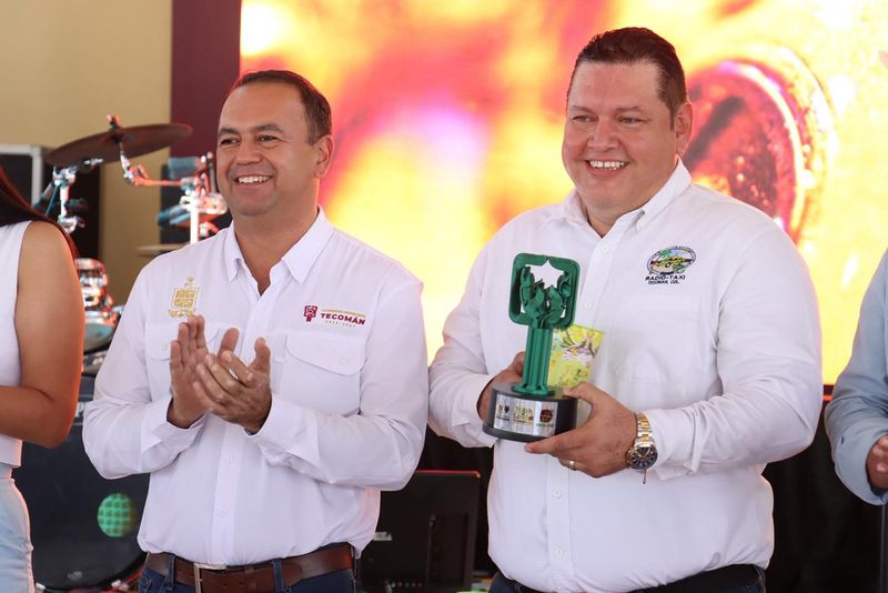 En este momento estás viendo Armando Reyna se reúne con taxistas de Tecomán en celebración del Día de la Gasolina