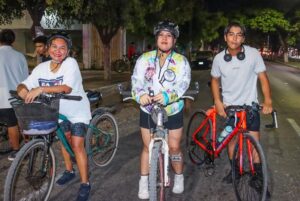 Lee más sobre el artículo Bicipaseo nocturno reúne a familias y ciclistas en Tecomán