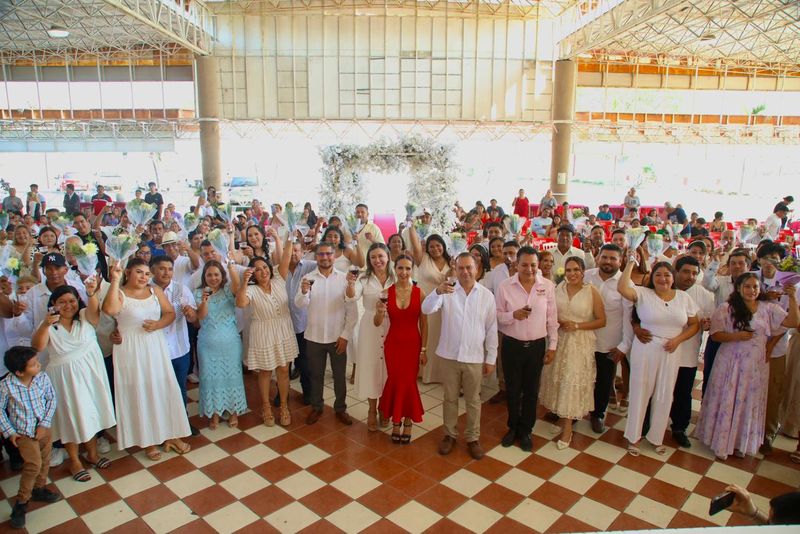 En este momento estás viendo Decenas de parejas formalizan su unión en Matrimonios Colectivos en Tecomán