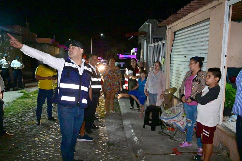 En este momento estás viendo Riult Rivera supervisa reparación de alumbrado público en recorridos nocturnos por colonias de Colima