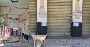 Lee más sobre el artículo Ayuntamiento de Colima suspende remodelación de negocio tras caída de plafón en los portales del Centro