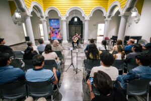 Lee más sobre el artículo Recrean atmósfera bohemia de los salones porteños, con música de cuerdas, tangos y café