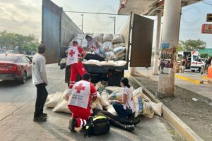 Lee más sobre el artículo Dos mujeres lesionadas tras caerles costales de maíz en la caja de un camión; pidieron ayuda varios kilómetros después