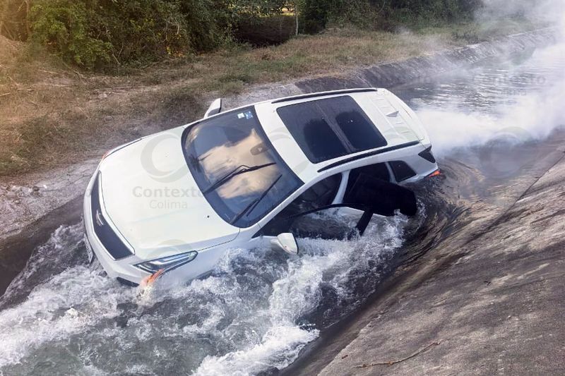 En este momento estás viendo Camioneta cae a canal de riego en Tecomán; no hubo heridos