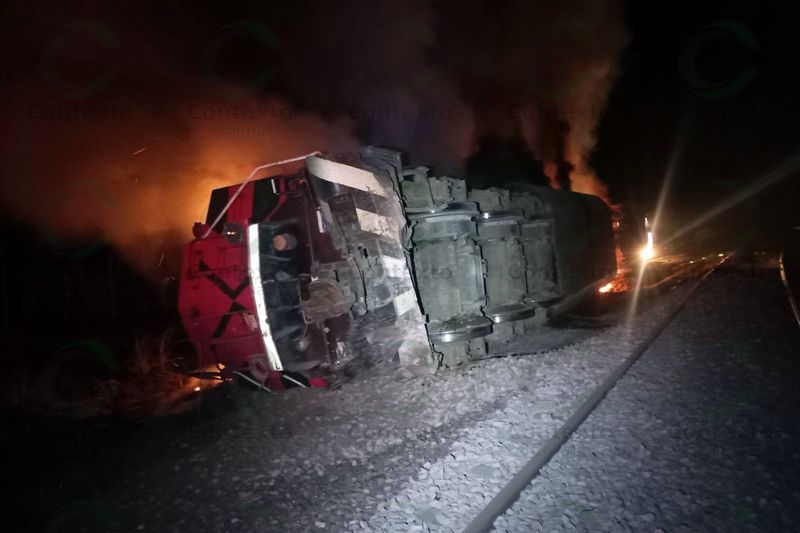 En este momento estás viendo Choque de trenes en Cuyutlán deja tres heridos, incendio y severos daños en las vías