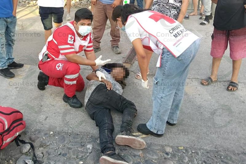 En este momento estás viendo Dos jóvenes lesionados tras choque de motocicletas en Tecomán